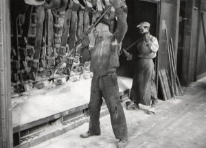 Racionalización de la producción en los años cincuenta. Esta imagen muestra a dos trabajadores "repeliendo" a mano (Archivos Económicos de Baviera).